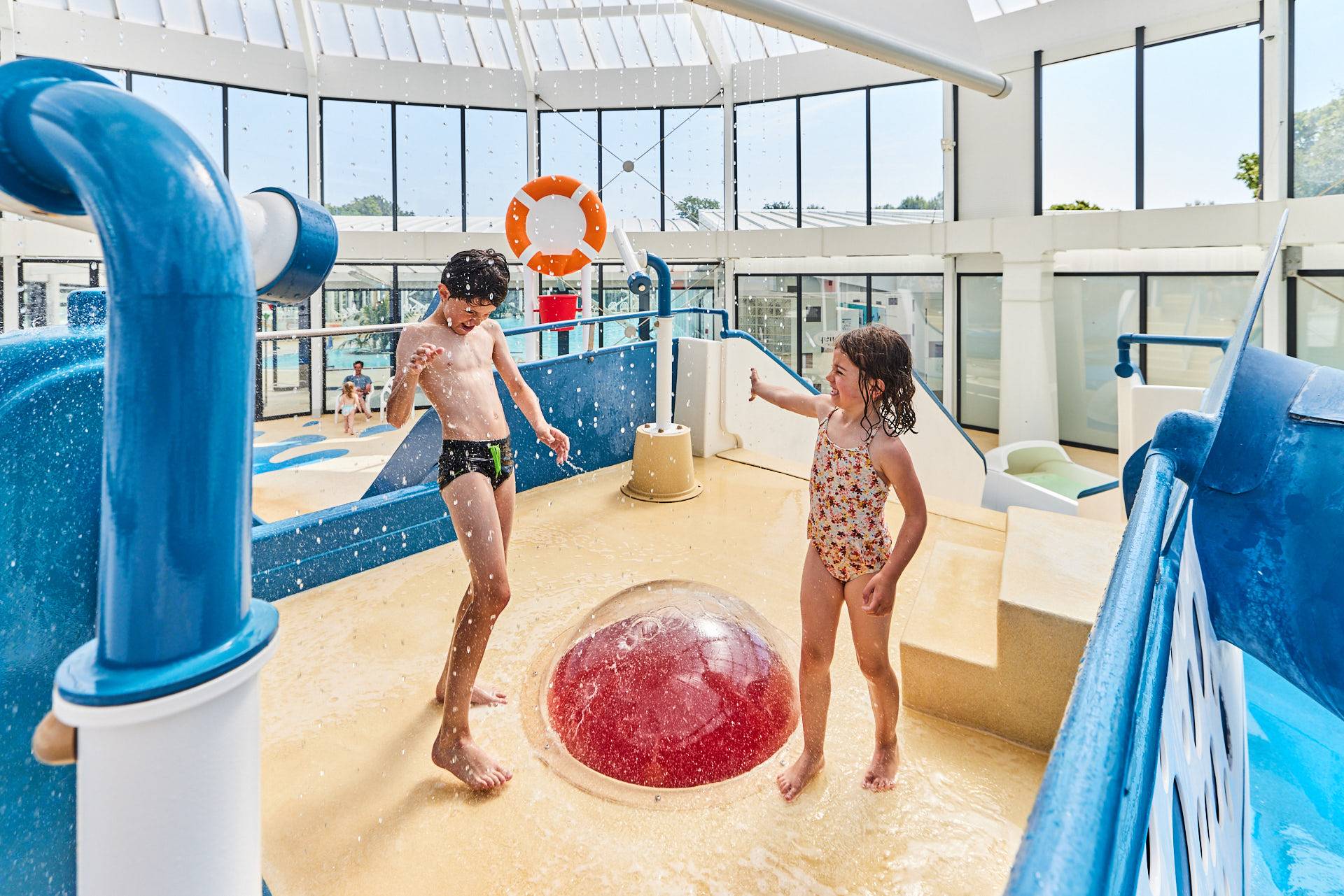 Les jeux aquatiques couverts au camping.