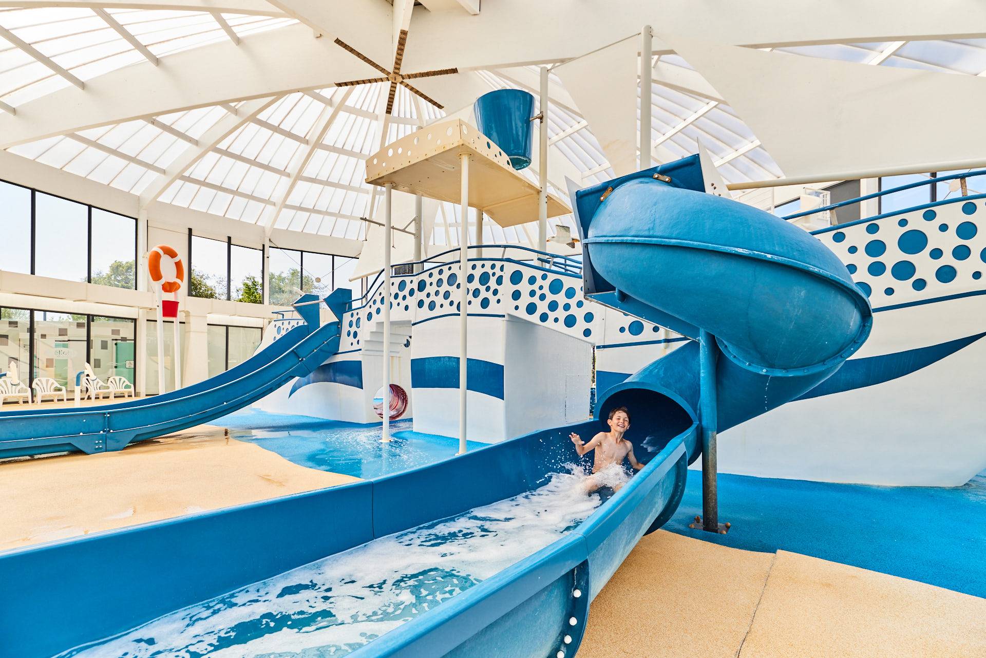 L'arbre à eau en forme de bateau et ses jeux aquatiques sécurisés