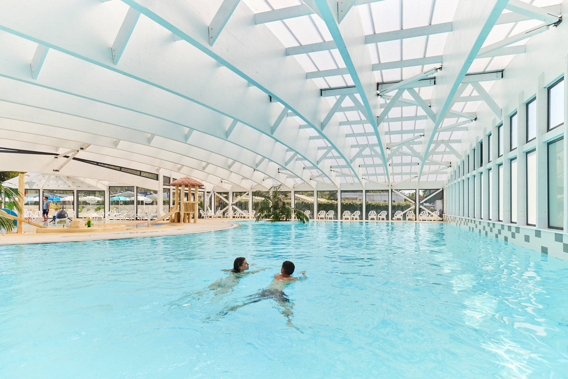 Le grand bassin couvert de la piscine chauffée à 29 degrés au camping l'Atlantique.