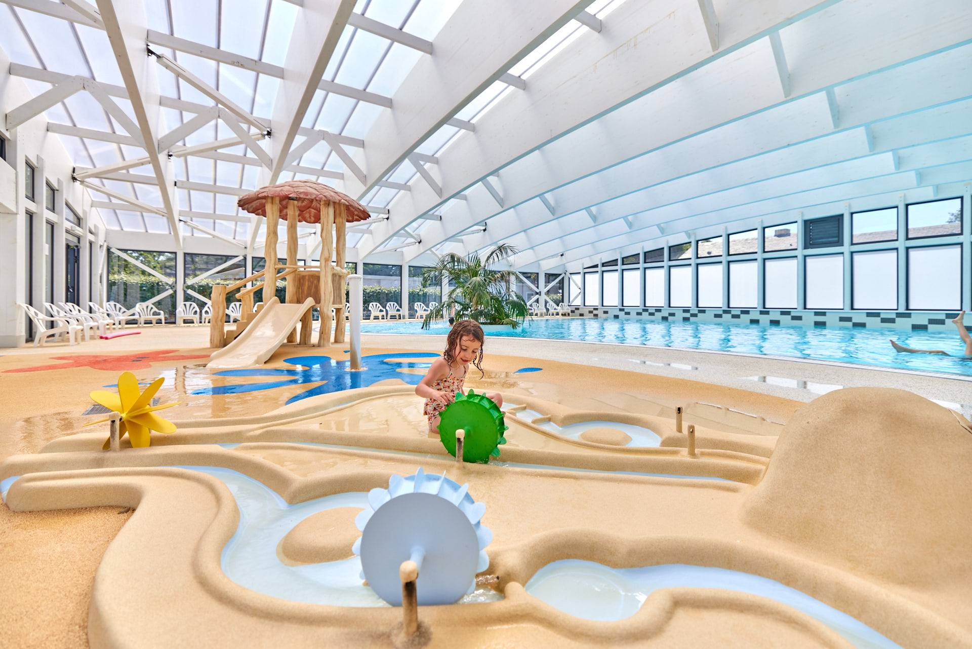 Les jeux aquatiques dans la pataugeoire couverte