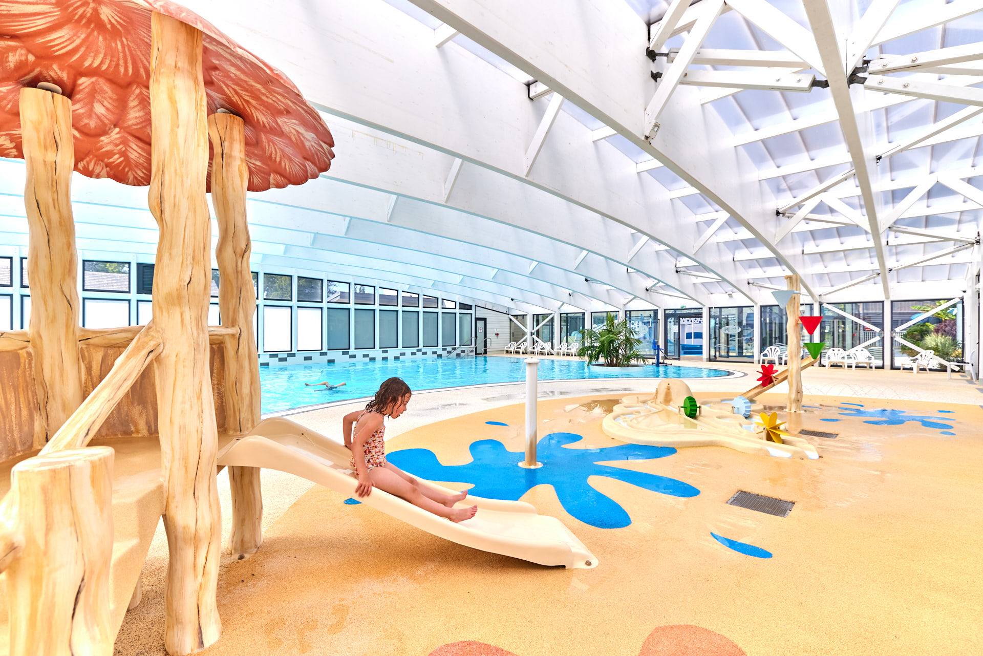 Le grand espace ludique dédiés aux tout petits dans la piscine intérieure.