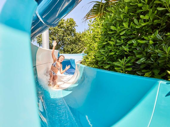 Fille dans un toboggan - Camping l'Atlantique Fouesnant