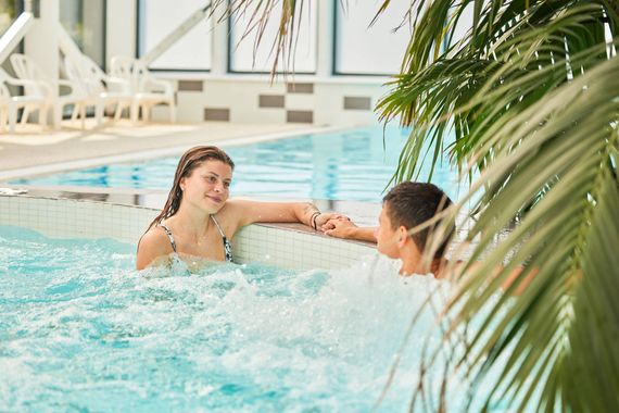 L'espace balnéo de la piscine chauffée à 29 degrés au camping l'Atlantique.