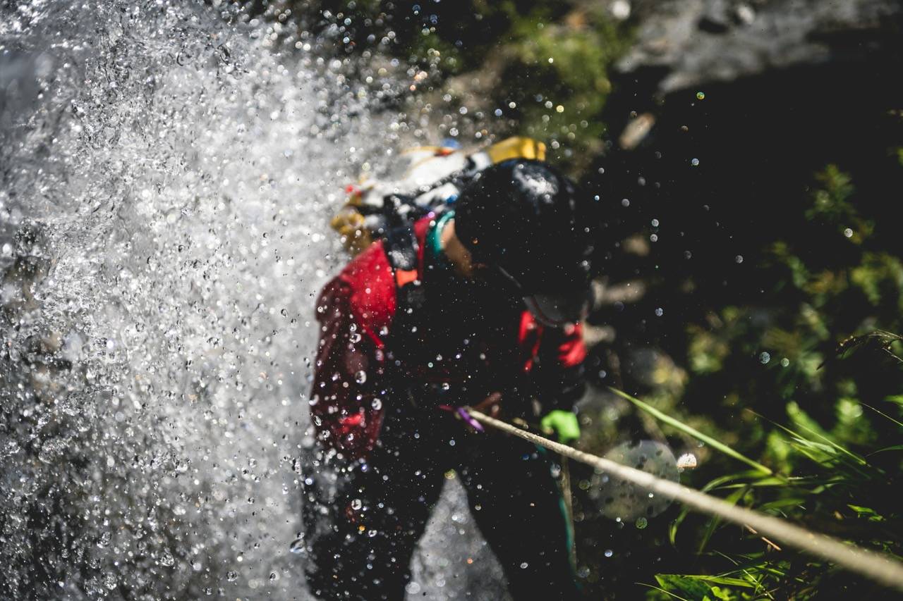 Canyoning en Ariège près du camping Le Pré Lombard, entre cascades, toboggans naturels et paysages des Pyrénées.
