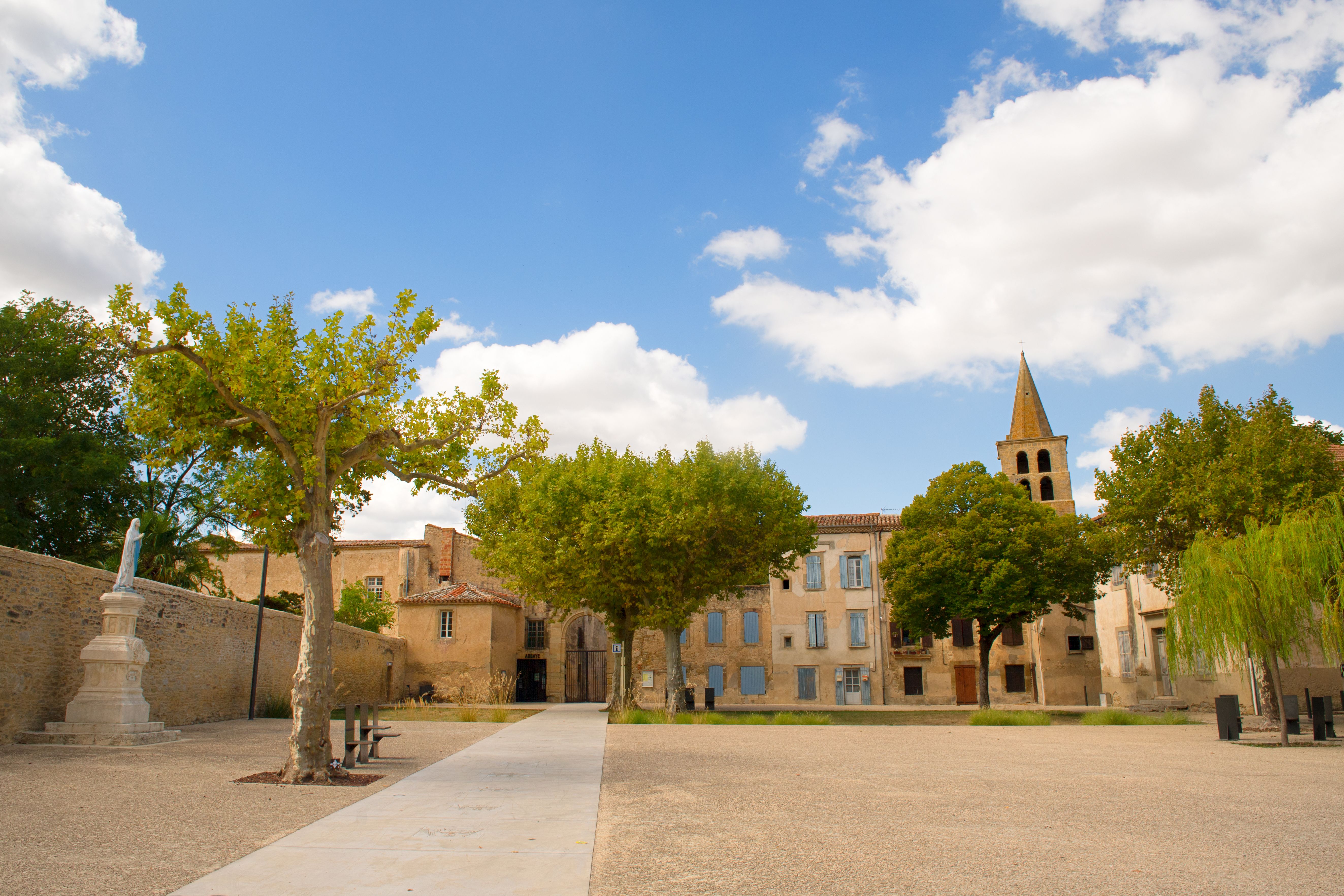 Abbaye de Saint Papoul.jpg