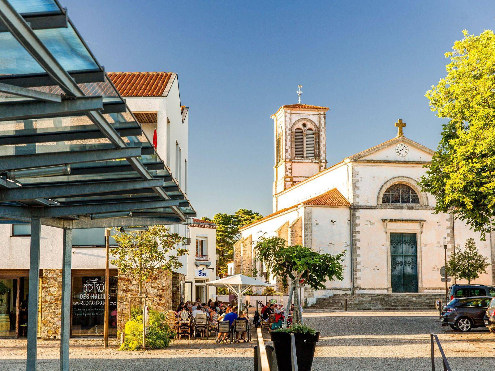 Marché Place des Halles Eglise Bretignolles sur Mer Camping Le Pin Parasol Vendée