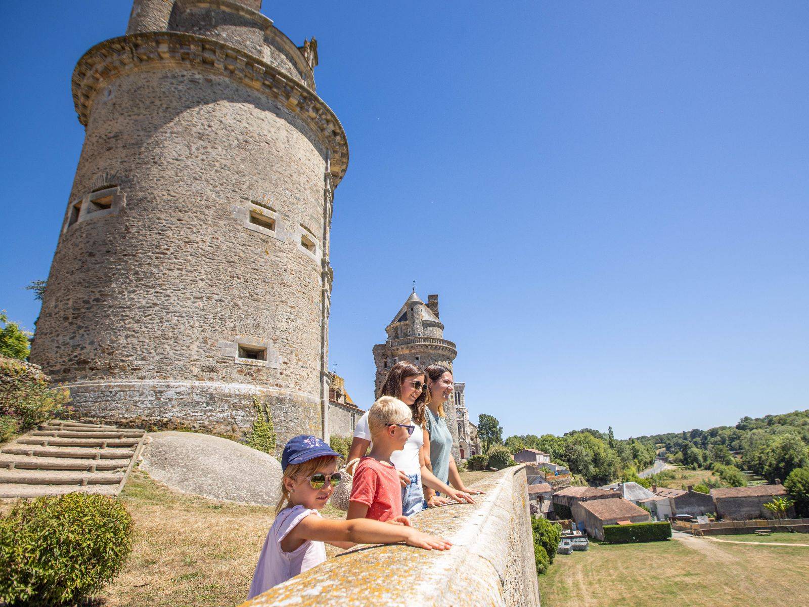 Château Apremont Vue Camping Le Pin Parasol Vendée