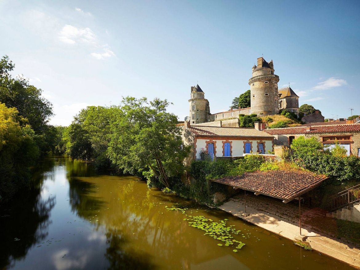 Apremont  Lac Château Camping Le Pin Parasol Vendée