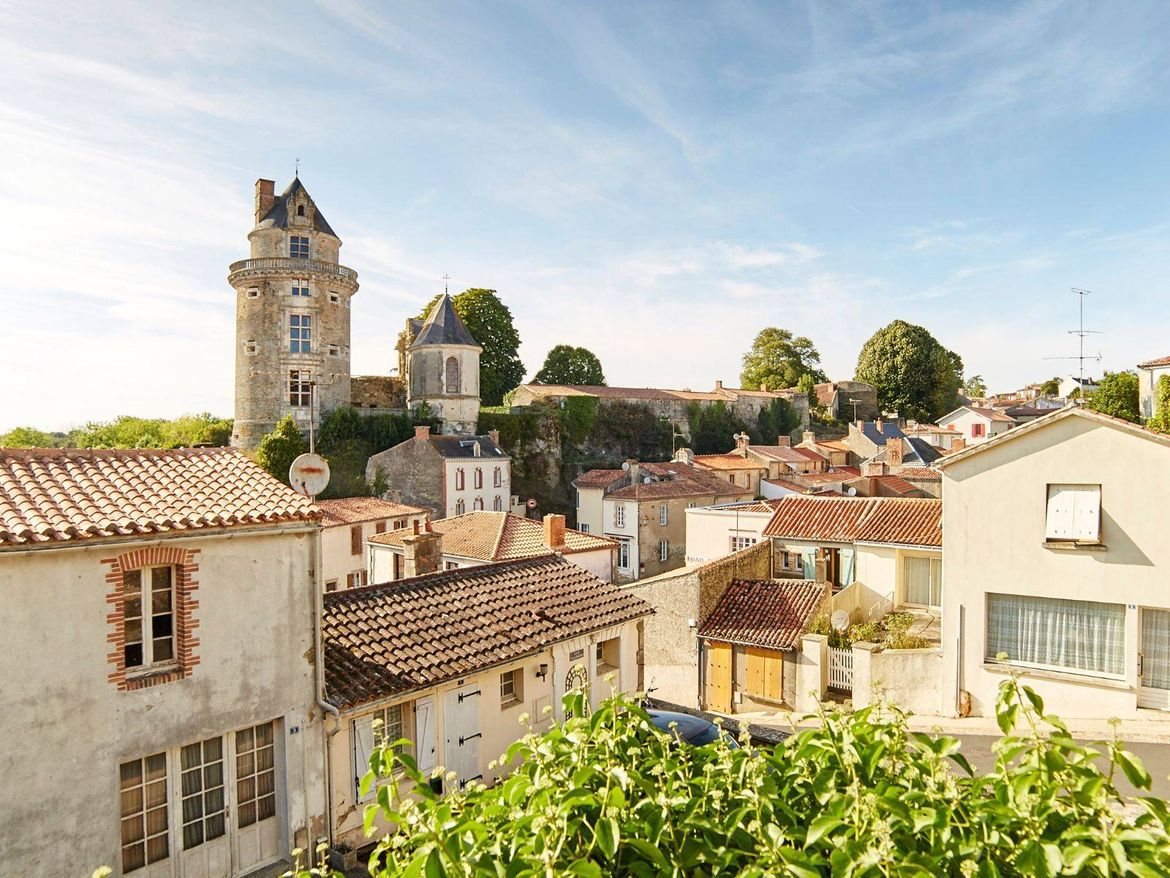 Apremont  Château Ville Camping Le Pin Parasol Vendée