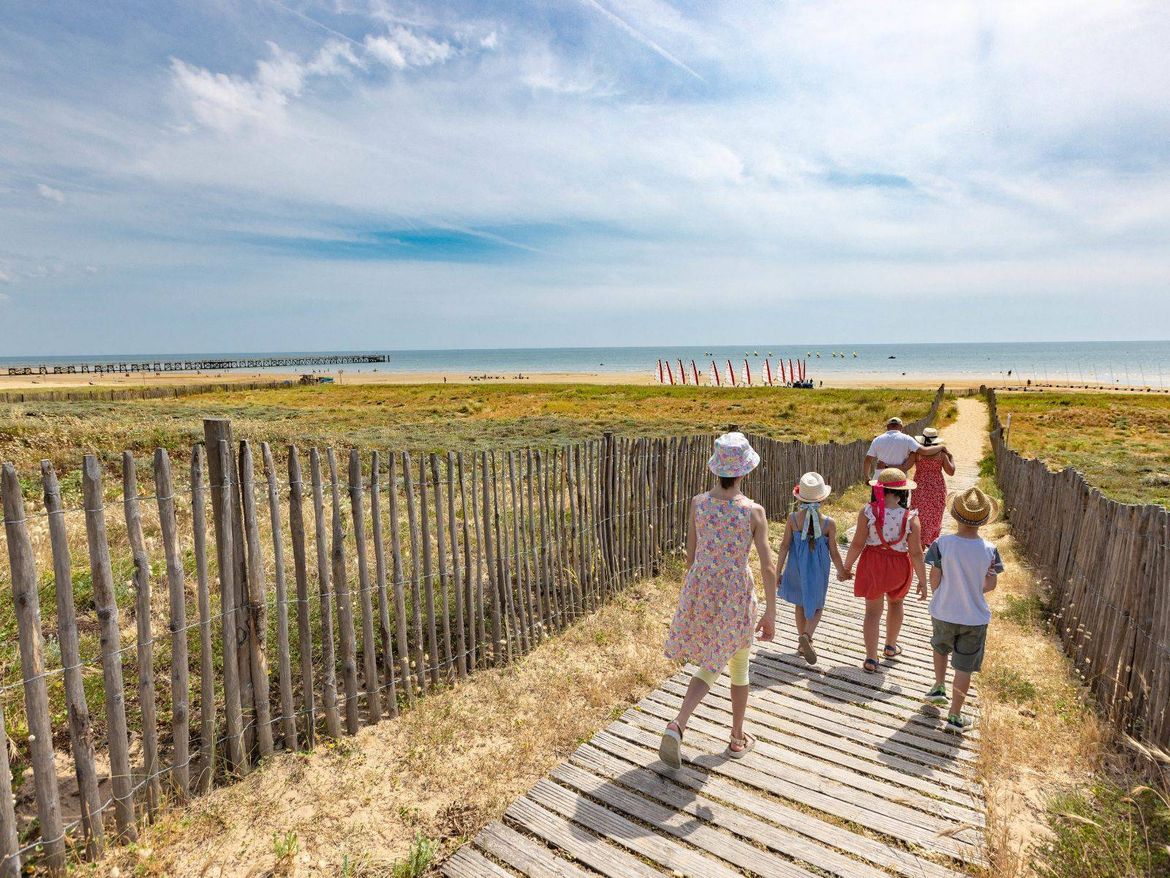 Saint Jean de Monts Sentier dunaire enfants Camping Le Pin Parasol Vendée