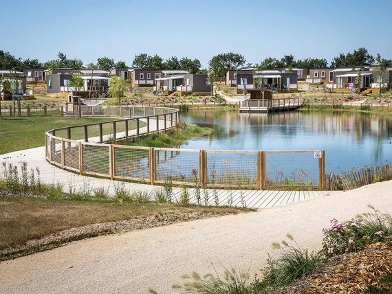 Etang quartier nature et sens camping le Pin Parasol