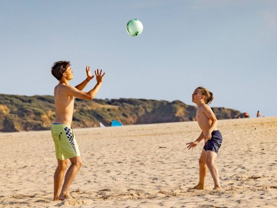 Talmont-Saint-Hilaire Plage du Veillon volley Camping Le Pin Parasol Vendée