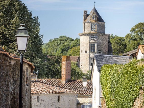 Apremont Rue royale Camping Le Pin Parasol Vendée