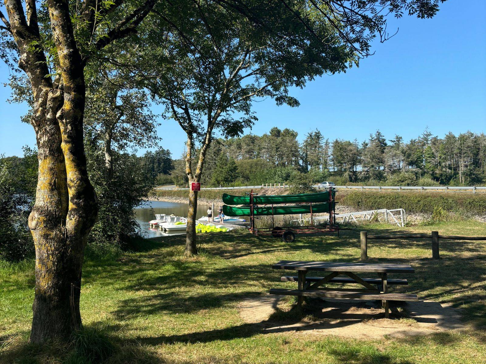 Les Canoës du Jaunay Table pique-nique Camping Le Pin Parasol Vednée