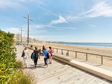 Les Sables d'Olonne Plage Remblai Camping Le Pin Parasol Vendée