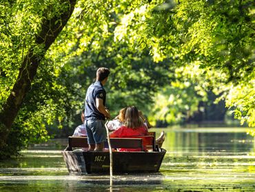 Marais Poitevin Embarcadère Le Mazeau Barque Itinérance Vélo Camping Le Pin Parasol Vendée