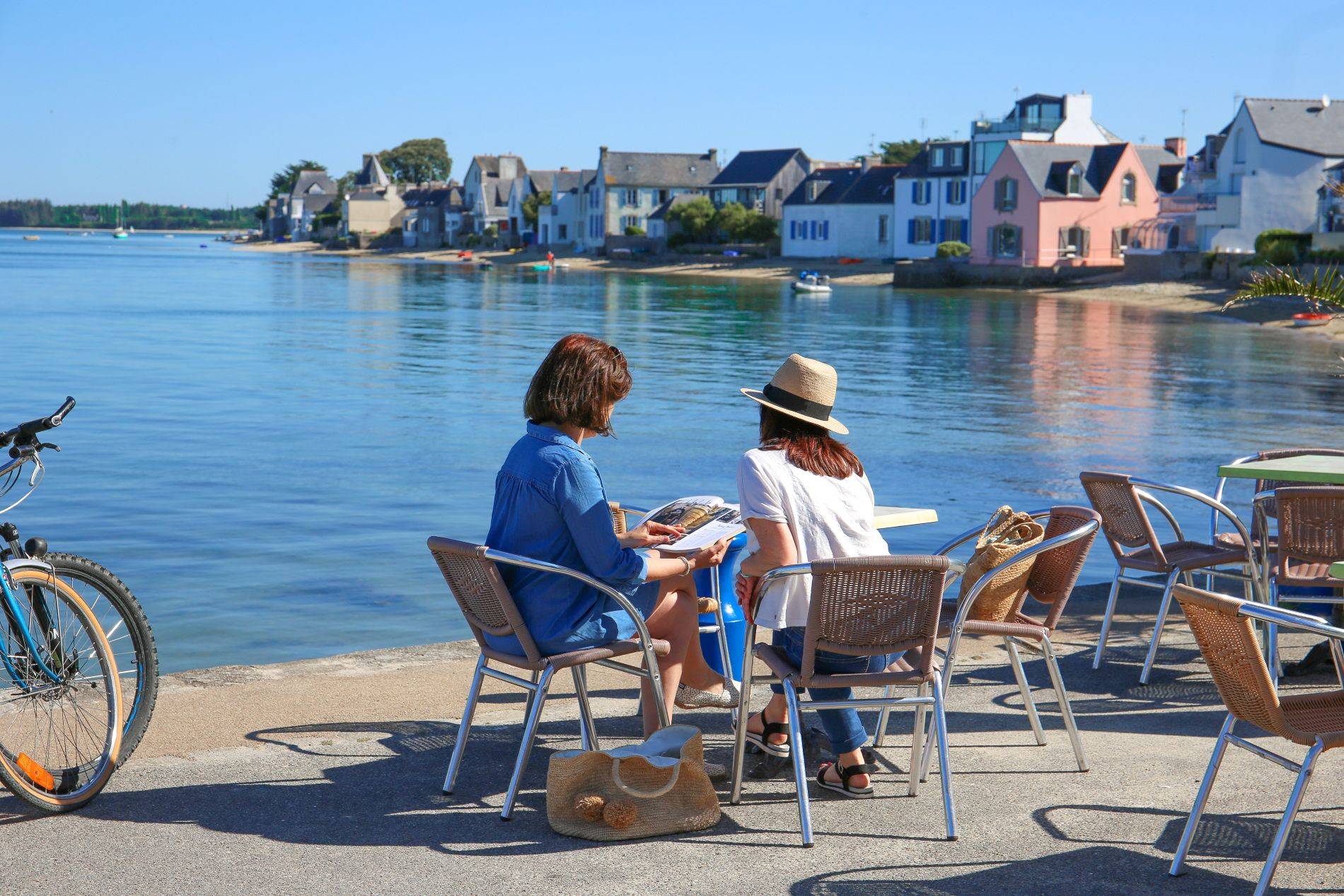 Ile-Tudy - terrasse - café - lecture - enjoy - entre amies - figurants - été - port - mer - juillet 2021 - © E Cléret (6).jpg